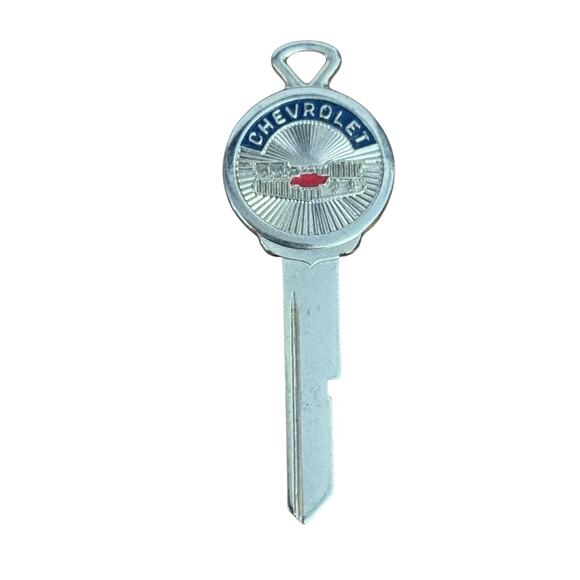 Chevrolet Shield Signet Logo Vintage Key Blank Automobilia Memorabilia Keychain - Picture 1 of 4